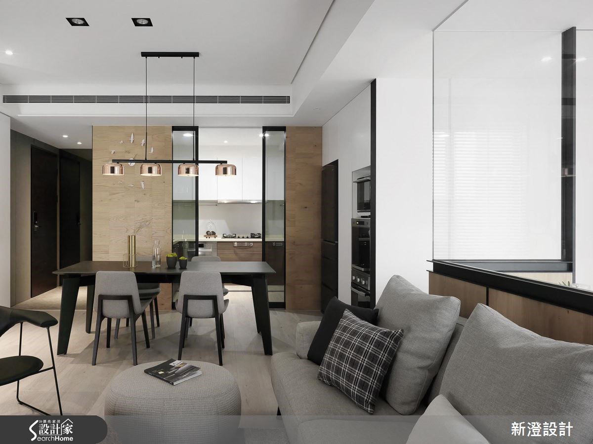 52 坪居家，設計師引用經典的黑白色調，在低彩主調中